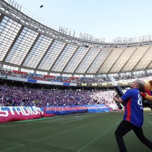 Kazuchika Okada Instagram - 今日は味スタにFC東京VS湘南ベルマーレの特別ゲストで参加させてもらいました！
去年は拍手→今年は歓声とブーイング笑
次はまたチャンピオンで！！！
また応援行きます！ありがとうございました！