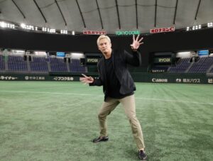 Kazuchika Okada Instagram - 本日より公開！
#アントニオ猪木をさがして 
劇場に猪木さんをさがしにいってください！