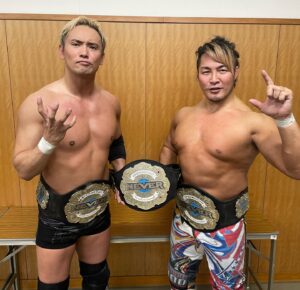 Kazuchika Okada Instagram - NEVER無差別級6人タッグ勝てました！
IWGPのシングル以外初めて！
応援ありがとうございました！

#スリーショット