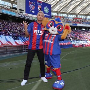 Kazuchika Okada Instagram - 今日は味スタにFC東京VS湘南ベルマーレの特別ゲストで参加させてもらいました！
去年は拍手→今年は歓声とブーイング笑
次はまたチャンピオンで！！！
また応援行きます！ありがとうございました！