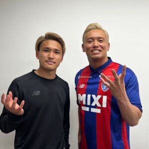 Kazuchika Okada Instagram - 今日は味スタにFC東京VS湘南ベルマーレの特別ゲストで参加させてもらいました！
去年は拍手→今年は歓声とブーイング笑
次はまたチャンピオンで！！！
また応援行きます！ありがとうございました！