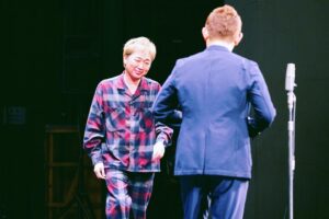 Kazuhiro Ozawa Instagram - 漫才やってるところを舞台袖から加賀くんが撮ってくれた