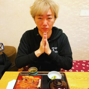 Kazuhiro Ozawa Instagram - うな重とバラ色の人生