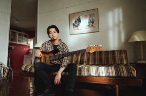 Kazuki Arai Instagram - 本日Fenderから新井モデル
"Deluxe Jazz Bass® V, Kazuki Arai Edition"が発売🤟

楽器なんて出会いだしタイミングなわけだけど、この一本がベーシストやこれからベースを始める人のどこかの何かに縁することができたらこれほど嬉しいことはない

良かったら是非手に取って音を出してみてね

photo by @tomoyuki_kawakami