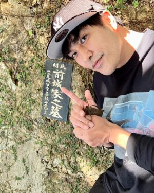 Kazuki Kitamura Instagram - 本年もよろしくお願い致します！
遅い挨拶にて失礼致します。

年始から、沖縄そして離島まで、
母方親戚一同と行ってきました。

昨年出演した、NHKファミリーヒストリーで知ることの出来た
ルーツを巡る旅、初めて会えた親戚やご先祖様に
挨拶をすることも出来、素晴らしい年初めでした。

しかし現実は運転や段取り、
色んな場所の手配など、しかも大人数。ご飯行くのも一苦労。
いやぁ〜大変だった😨

普段動いてくれている周りのスタッフに改めて感謝の気持ちを
感じた年初めであります。
この気持ちを忘れずに今年も頑張っていきたいと思います！
皆さん良い一年にしましょうね！