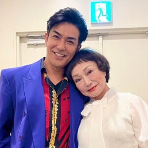 Kazuki Kitamura Instagram - 大阪人の夢の舞台
『吉本新喜劇』
未知やすえさんの還暦公演のゲストに
お招き頂きましたー❣️
最高に良い思い出です！

やすえさん還暦おめでとうございます🎂