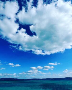 Kazuki Kitamura Instagram - 本年もよろしくお願い致します！
遅い挨拶にて失礼致します。

年始から、沖縄そして離島まで、
母方親戚一同と行ってきました。

昨年出演した、NHKファミリーヒストリーで知ることの出来た
ルーツを巡る旅、初めて会えた親戚やご先祖様に
挨拶をすることも出来、素晴らしい年初めでした。

しかし現実は運転や段取り、
色んな場所の手配など、しかも大人数。ご飯行くのも一苦労。
いやぁ〜大変だった😨

普段動いてくれている周りのスタッフに改めて感謝の気持ちを
感じた年初めであります。
この気持ちを忘れずに今年も頑張っていきたいと思います！
皆さん良い一年にしましょうね！