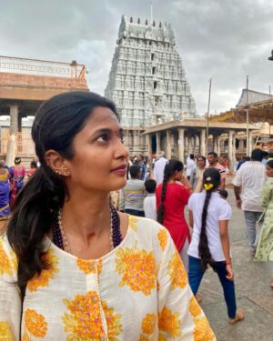 Keerthi Pandian Instagram - The fire in this land burns everything that doesn’t serve your growth! 🔥

#thiruvanamalai #girivalam #fire