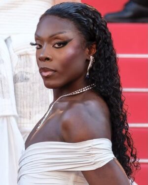 Keiona Instagram - Très fière d’avoir pu faire ma première montée des marches au Festival De Cannes,
 @fentybeauty merci pour ce moment hors du temps 🤍

styling: @liamcdjg 
photo: @abdouladjagbe x @julienthg