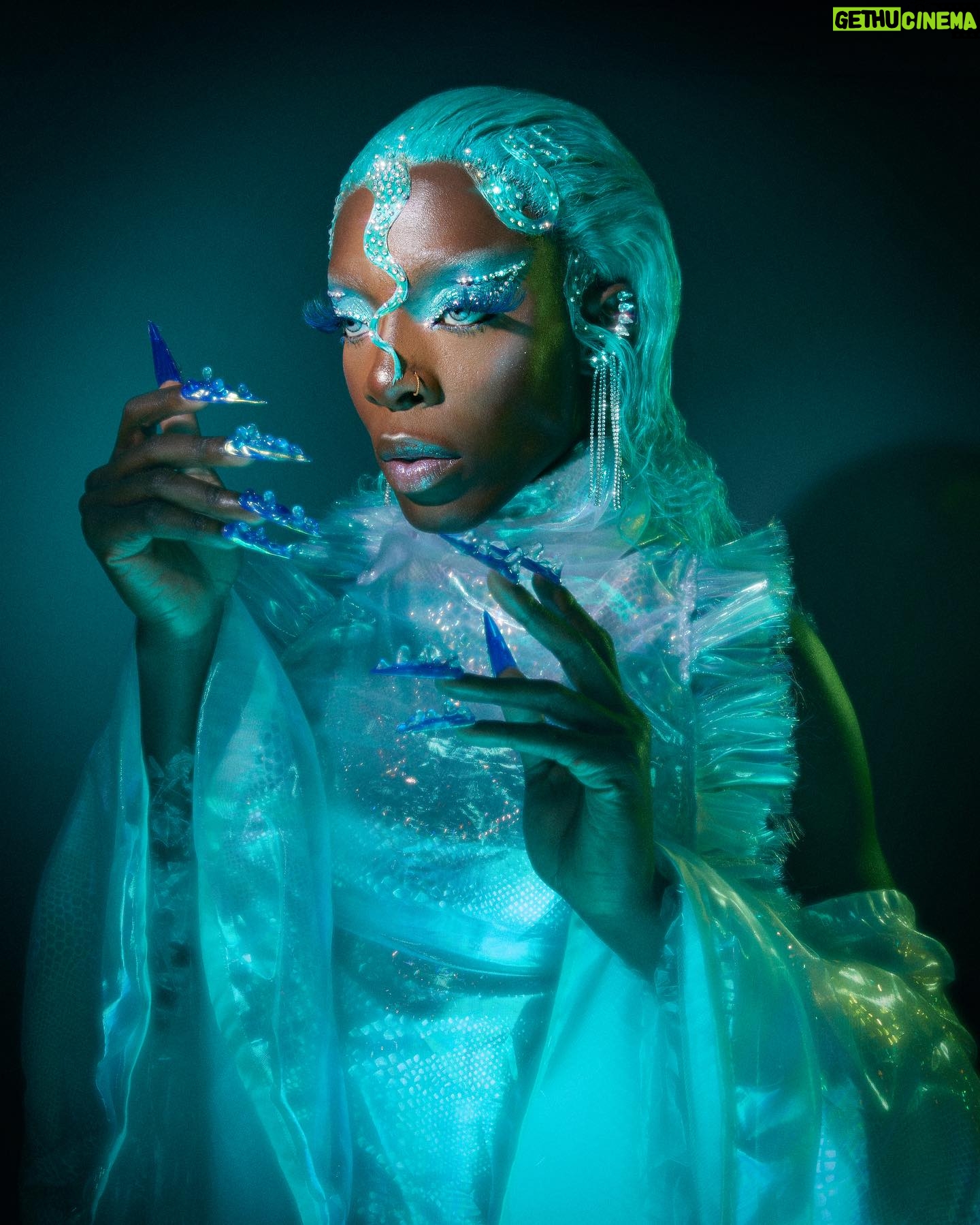 Keiona - 26.7K Likes - A light in the Deep
As much as plastic pollute the oceans, it can also be used to slay a Look.
@ranobrac 📸
@jibeassey ✂️
@hausoftokyo_ 💅🏿
HAIR BY ME ✨