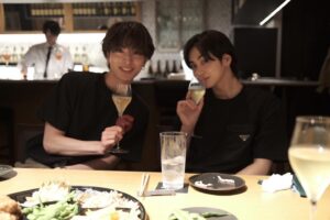 Keito Kimura Instagram - 子供の日🎏

子供の頃の
写真見当たらなかったから
大人になったって写真
あげよっと👀笑

@hokuto.yoshino.16_official さんと🥂

なんか僕話し途中？って顔してる😂