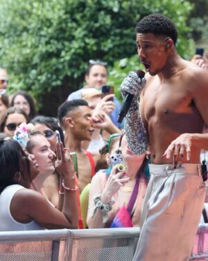 Keiynan Lonsdale Instagram - FIRST LONDON PRIDE 🥹🫂🏳️‍🌈✨🍾🩵🔥

📸 @courtneynp 
Styled by @ugomozie 
Nails @dahouseofphalanges 
🎶 @nikosonthekeys @mattxirofioravanti

[See you for the headline show in 6ix days🪞🐲]
