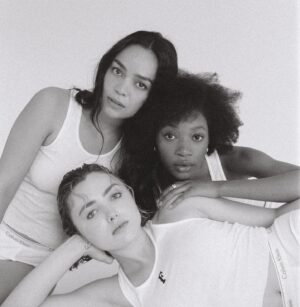 Kelcey Mawema Instagram - The Friendship Game and some of its players 👾

 available in select US theatres 

& on @PrimeVideop @AppleTV

Photographer: @jeremyjudelee
Photo/Styling Assist: @treydenzyl
Production Assist: @sabrinawc
Make-up: @mielenageartistry 
Hair: @erinklassenhair
Styling: @jadziascott_
Styling Assist: @jennifer.thach