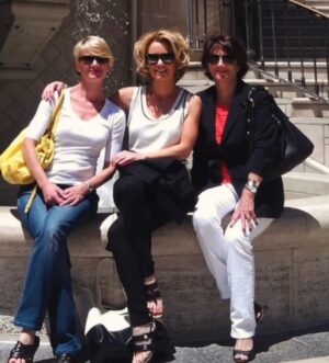 Kelly Carlson Instagram - How was this 12 years ago already?! Sheesh! Jenny my cousin, myself, Mom visiting me in LA.  @jkseywerd @therealkellycarlson @maryjo8175 #bestfamilyever #maggies #trio #minnesotagirls