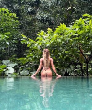 Kelly Greyson Instagram - I found a New favorite spot in CostaRica 
🤩💕 @osaclandestina 
Excusite in every way …
💖 

Delightful jungle paths that lead to opulent intimate suites ,with mounds of fluffy white pillows and bedding)🤩… other jungle paths lead to tranquil gardens, 😇pristine (non chlorinated)pool🙌, serene yoga platform 😍, and even a world renoun surf beach just down the path 🥰 
…the perfect days are topped off with 
farm to table delectable meals! 😋

And as if u could get better,All of this run on solar power with the utmost care for the environment! 💝
