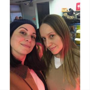 Kelly Karbacz Instagram - #BTS of #oitnbseason5 with the lovely @bethdover1 aka #LindaFerguson aka #AmeliaVonBarlow 😜 #OITNB #OrangeIsTheNewBlack #Sankey #Netflix @oitnb @netflix