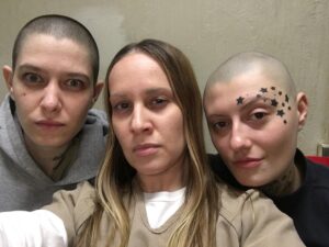 Kelly Karbacz Instagram - #BTS #LitchfieldPhotoShoot When #Brandy and #Sankey try to perfect their smizing game, but #Helen is the only one who nails it. 😳😠😏#OITNB #OrangeIsTheNewBlack #oitnbseason5 #orangefamily #LitchfieldBesties #Netflix @oitnb @netflix