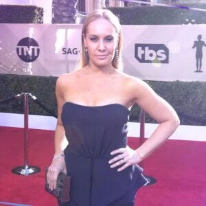 Kelly Karbacz Instagram - #SAGAwards #RedCarpet #GlamBot #OITNB #CouldntResist #INeedOneOfTheseAtHome 😂😘