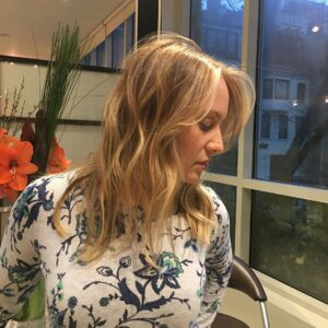 Kelly Karbacz Instagram - New hair, who dis? 💁🏼‍♀️🌺
Shoutout to my stylist & colorist @jtfranchuk who always makes sure I sparkle and shine my brightest.✨ #ReadyForSpring