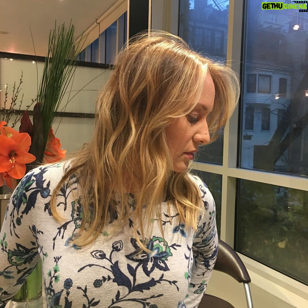 Kelly Karbacz - 885 Likes - New hair, who dis? 💁🏼♀️🌺
Shoutout to my stylist & colorist @jtfranchuk who always makes sure I sparkle and shine my brightest.✨ #ReadyForSpring