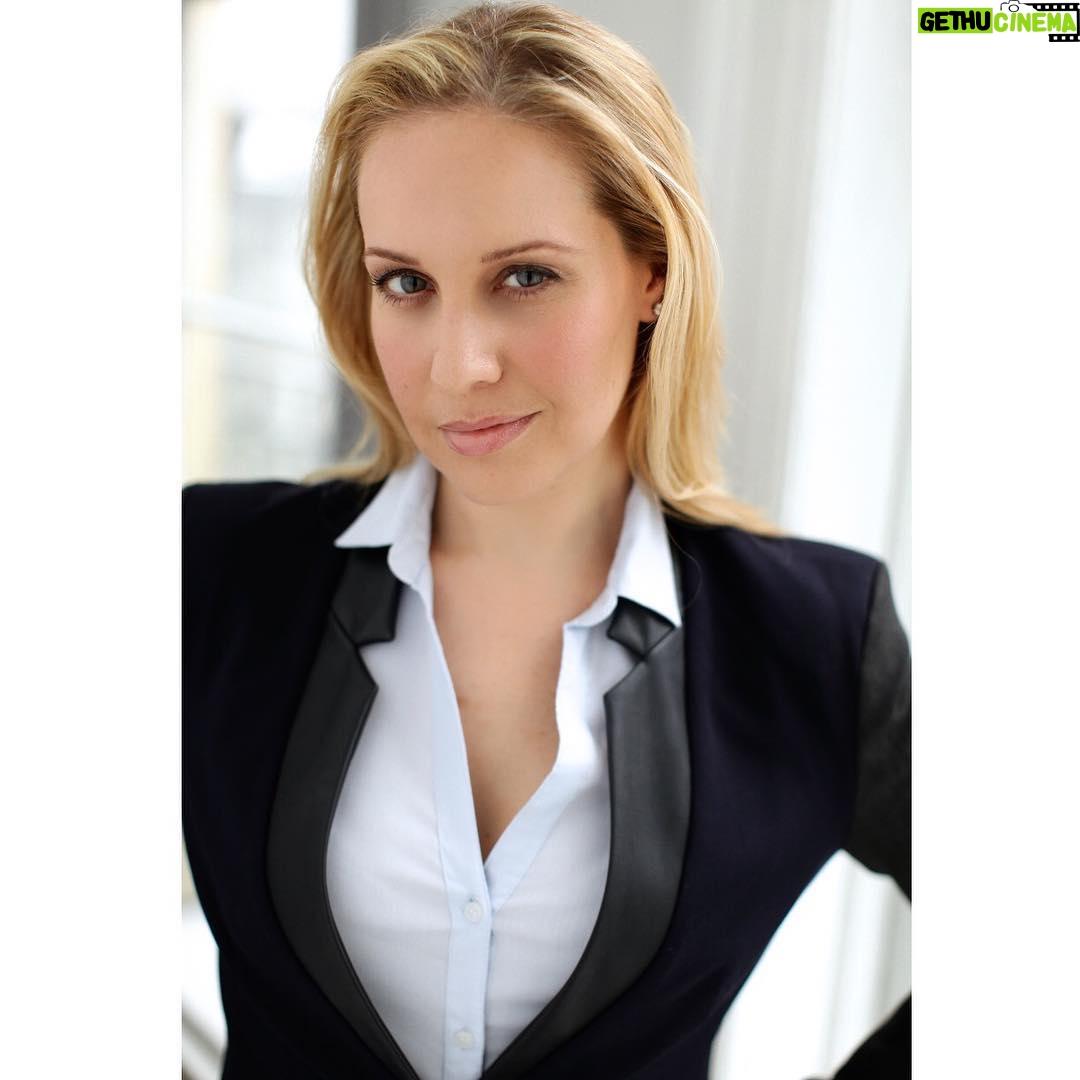 Kelly Karbacz - 680 Likes - #MondayMood #LifeOutsideLitchfield #Sankey #OITNB