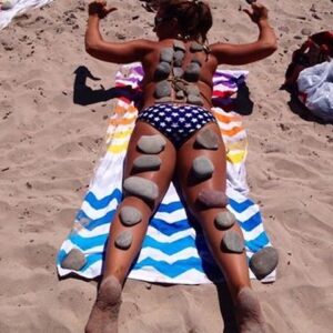 Kelly Klein Instagram - In honor of this beautiful weather, And my picking out some bikinis to take with me to #lasvegas this week, here are some #bikinitime pictures 😂
.
.
.
.
.
There’s a lot going on here. Bikinis. Hot rock therapy. Good friends. And also, please recycle. 🤷🏻‍♀️ #kellyklein #gatekeeper #swimmingsuit