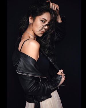 Kelly Liao Instagram - 覺得渾身不對勁時
就跳跳舞  跳完舞的靈魂 輕盈舒暢:)

很感謝最近能每天持續做喜歡的事 
繼續開心又帥氣的前行唄

謝謝美麗的 @violetwhite_world 
賜美照🤍 
#blackwhite #balletphotography #violetwhite 
📷/ @oceanchenstudio