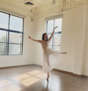Kelly Liao Instagram - 這天 有好美的陽光
有好細心專業的團隊 還有很會跳街舞的導演跟攝影師🤭
@capshuo @zhongfu.lin 
謝謝大家一起完成了🎬🫶
#お疲れさま
#verve #sportwear 
#ballet #balletwear
#styling @im_zh_yin ❤️