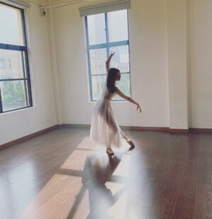Kelly Liao Instagram - 這天 有好美的陽光
有好細心專業的團隊 還有很會跳街舞的導演跟攝影師🤭
@capshuo @zhongfu.lin 
謝謝大家一起完成了🎬🫶
#お疲れさま
#verve #sportwear 
#ballet #balletwear
#styling @im_zh_yin ❤️