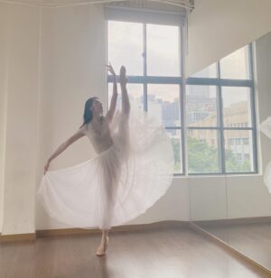Kelly Liao Instagram - 這天 有好美的陽光
有好細心專業的團隊 還有很會跳街舞的導演跟攝影師🤭
@capshuo @zhongfu.lin 
謝謝大家一起完成了🎬🫶
#お疲れさま
#verve #sportwear 
#ballet #balletwear
#styling @im_zh_yin ❤️