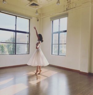 Kelly Liao Instagram - 這天 有好美的陽光
有好細心專業的團隊 還有很會跳街舞的導演跟攝影師🤭
@capshuo @zhongfu.lin 
謝謝大家一起完成了🎬🫶
#お疲れさま
#verve #sportwear 
#ballet #balletwear
#styling @im_zh_yin ❤️