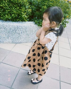 Kelly Liao Instagram - Hi #september 👧
經過公園想騎搖搖馬
我說現在太熱了很燙沒辦法騎欸⋯⋯
然後給我一系列 捧臉困惑加點失落的反應😆🫠❤️ 

#九月 #スタート #潤 
#mylove #mygirl
