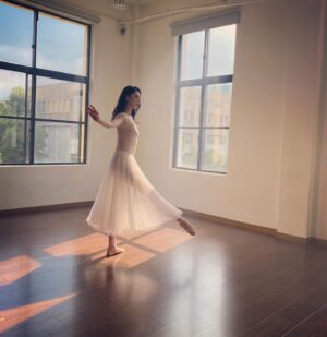 Kelly Liao Instagram - 這天 有好美的陽光
有好細心專業的團隊 還有很會跳街舞的導演跟攝影師🤭
@capshuo @zhongfu.lin 
謝謝大家一起完成了🎬🫶
#お疲れさま
#verve #sportwear 
#ballet #balletwear
#styling @im_zh_yin ❤️