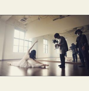 Kelly Liao Instagram - 這天 有好美的陽光
有好細心專業的團隊 還有很會跳街舞的導演跟攝影師🤭
@capshuo @zhongfu.lin 
謝謝大家一起完成了🎬🫶
#お疲れさま
#verve #sportwear 
#ballet #balletwear
#styling @im_zh_yin ❤️