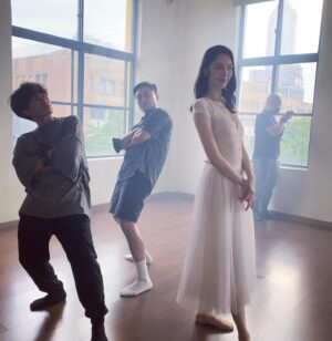 Kelly Liao Instagram - 這天 有好美的陽光
有好細心專業的團隊 還有很會跳街舞的導演跟攝影師🤭
@capshuo @zhongfu.lin 
謝謝大家一起完成了🎬🫶
#お疲れさま
#verve #sportwear 
#ballet #balletwear
#styling @im_zh_yin ❤️