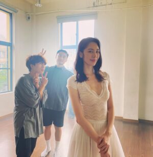 Kelly Liao Instagram - 這天 有好美的陽光
有好細心專業的團隊 還有很會跳街舞的導演跟攝影師🤭
@capshuo @zhongfu.lin 
謝謝大家一起完成了🎬🫶
#お疲れさま
#verve #sportwear 
#ballet #balletwear
#styling @im_zh_yin ❤️