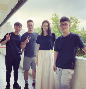 Kelly Liao Instagram - 這天 有好美的陽光
有好細心專業的團隊 還有很會跳街舞的導演跟攝影師🤭
@capshuo @zhongfu.lin 
謝謝大家一起完成了🎬🫶
#お疲れさま
#verve #sportwear 
#ballet #balletwear
#styling @im_zh_yin ❤️