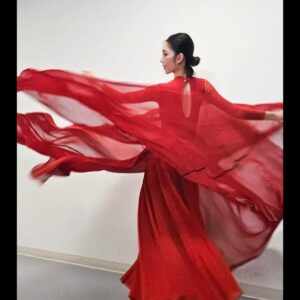 Kelly Liao Instagram - 久違的登台
感謝有姐姐的大力支持
還有好多朋友的鼎力相助

演出中身著的美麗典雅紅色舞衣
很榮幸是由一直以來相當崇拜欣賞的
舞蹈服裝設計大師 #林秉豪 @keithxkiss 親自操刀設計 
@keithlinkdancewear 團隊特別訂製

整個舞蹈的準備過程，包括需要重新拾回 許久沒跳Live的身心靈，這一路有著新銳編舞家 #天天老師 的用心全程陪伴 🫶🏻 @mou.t0716 

優秀的幕後團隊老師們🤍🤍🤍
化妝 @backstagejimywu 
髮型 @nofly644 
飾品 @violetwhite_world 
最暖定心丸 @joyhung1121 
@k_ining 

謝謝有你們
才能再次漂亮自在又開心的享受舞台好幸福:)

當天在台下大聲歡呼的最可愛與最帥粉絲🤭❤️

開心收到國際名模花藝師 @jill.chiu.754 的聖誕花束超美🫶🏻😘