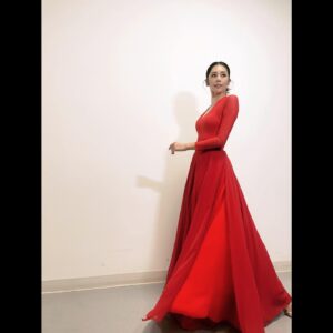Kelly Liao Instagram - 久違的登台
感謝有姐姐的大力支持
還有好多朋友的鼎力相助

演出中身著的美麗典雅紅色舞衣
很榮幸是由一直以來相當崇拜欣賞的
舞蹈服裝設計大師 #林秉豪 @keithxkiss 親自操刀設計 
@keithlinkdancewear 團隊特別訂製

整個舞蹈的準備過程，包括需要重新拾回 許久沒跳Live的身心靈，這一路有著新銳編舞家 #天天老師 的用心全程陪伴 🫶🏻 @mou.t0716 

優秀的幕後團隊老師們🤍🤍🤍
化妝 @backstagejimywu 
髮型 @nofly644 
飾品 @violetwhite_world 
最暖定心丸 @joyhung1121 
@k_ining 

謝謝有你們
才能再次漂亮自在又開心的享受舞台好幸福:)

當天在台下大聲歡呼的最可愛與最帥粉絲🤭❤️

開心收到國際名模花藝師 @jill.chiu.754 的聖誕花束超美🫶🏻😘