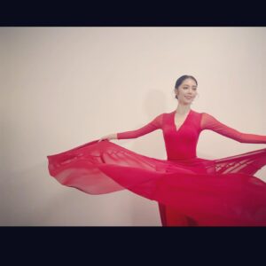 Kelly Liao Instagram - 久違的登台
感謝有姐姐的大力支持
還有好多朋友的鼎力相助

演出中身著的美麗典雅紅色舞衣
很榮幸是由一直以來相當崇拜欣賞的
舞蹈服裝設計大師 #林秉豪 @keithxkiss 親自操刀設計 
@keithlinkdancewear 團隊特別訂製

整個舞蹈的準備過程，包括需要重新拾回 許久沒跳Live的身心靈，這一路有著新銳編舞家 #天天老師 的用心全程陪伴 🫶🏻 @mou.t0716 

優秀的幕後團隊老師們🤍🤍🤍
化妝 @backstagejimywu 
髮型 @nofly644 
飾品 @violetwhite_world 
最暖定心丸 @joyhung1121 
@k_ining 

謝謝有你們
才能再次漂亮自在又開心的享受舞台好幸福:)

當天在台下大聲歡呼的最可愛與最帥粉絲🤭❤️

開心收到國際名模花藝師 @jill.chiu.754 的聖誕花束超美🫶🏻😘