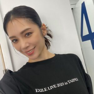Kelly Liao Instagram - 久違的登台
感謝有姐姐的大力支持
還有好多朋友的鼎力相助

演出中身著的美麗典雅紅色舞衣
很榮幸是由一直以來相當崇拜欣賞的
舞蹈服裝設計大師 #林秉豪 @keithxkiss 親自操刀設計 
@keithlinkdancewear 團隊特別訂製

整個舞蹈的準備過程，包括需要重新拾回 許久沒跳Live的身心靈，這一路有著新銳編舞家 #天天老師 的用心全程陪伴 🫶🏻 @mou.t0716 

優秀的幕後團隊老師們🤍🤍🤍
化妝 @backstagejimywu 
髮型 @nofly644 
飾品 @violetwhite_world 
最暖定心丸 @joyhung1121 
@k_ining 

謝謝有你們
才能再次漂亮自在又開心的享受舞台好幸福:)

當天在台下大聲歡呼的最可愛與最帥粉絲🤭❤️

開心收到國際名模花藝師 @jill.chiu.754 的聖誕花束超美🫶🏻😘
