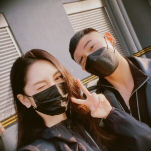 Kelly Liao Instagram - 久違的登台
感謝有姐姐的大力支持
還有好多朋友的鼎力相助

演出中身著的美麗典雅紅色舞衣
很榮幸是由一直以來相當崇拜欣賞的
舞蹈服裝設計大師 #林秉豪 @keithxkiss 親自操刀設計 
@keithlinkdancewear 團隊特別訂製

整個舞蹈的準備過程，包括需要重新拾回 許久沒跳Live的身心靈，這一路有著新銳編舞家 #天天老師 的用心全程陪伴 🫶🏻 @mou.t0716 

優秀的幕後團隊老師們🤍🤍🤍
化妝 @backstagejimywu 
髮型 @nofly644 
飾品 @violetwhite_world 
最暖定心丸 @joyhung1121 
@k_ining 

謝謝有你們
才能再次漂亮自在又開心的享受舞台好幸福:)

當天在台下大聲歡呼的最可愛與最帥粉絲🤭❤️

開心收到國際名模花藝師 @jill.chiu.754 的聖誕花束超美🫶🏻😘