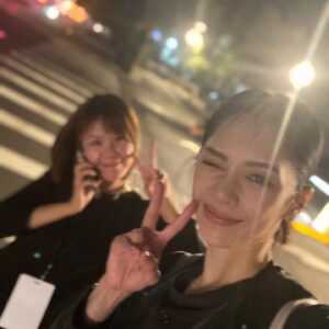 Kelly Liao Instagram - 久違的登台
感謝有姐姐的大力支持
還有好多朋友的鼎力相助

演出中身著的美麗典雅紅色舞衣
很榮幸是由一直以來相當崇拜欣賞的
舞蹈服裝設計大師 #林秉豪 @keithxkiss 親自操刀設計 
@keithlinkdancewear 團隊特別訂製

整個舞蹈的準備過程，包括需要重新拾回 許久沒跳Live的身心靈，這一路有著新銳編舞家 #天天老師 的用心全程陪伴 🫶🏻 @mou.t0716 

優秀的幕後團隊老師們🤍🤍🤍
化妝 @backstagejimywu 
髮型 @nofly644 
飾品 @violetwhite_world 
最暖定心丸 @joyhung1121 
@k_ining 

謝謝有你們
才能再次漂亮自在又開心的享受舞台好幸福:)

當天在台下大聲歡呼的最可愛與最帥粉絲🤭❤️

開心收到國際名模花藝師 @jill.chiu.754 的聖誕花束超美🫶🏻😘