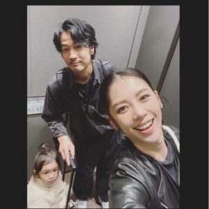 Kelly Liao Instagram - 久違的登台
感謝有姐姐的大力支持
還有好多朋友的鼎力相助

演出中身著的美麗典雅紅色舞衣
很榮幸是由一直以來相當崇拜欣賞的
舞蹈服裝設計大師 #林秉豪 @keithxkiss 親自操刀設計 
@keithlinkdancewear 團隊特別訂製

整個舞蹈的準備過程，包括需要重新拾回 許久沒跳Live的身心靈，這一路有著新銳編舞家 #天天老師 的用心全程陪伴 🫶🏻 @mou.t0716 

優秀的幕後團隊老師們🤍🤍🤍
化妝 @backstagejimywu 
髮型 @nofly644 
飾品 @violetwhite_world 
最暖定心丸 @joyhung1121 
@k_ining 

謝謝有你們
才能再次漂亮自在又開心的享受舞台好幸福:)

當天在台下大聲歡呼的最可愛與最帥粉絲🤭❤️

開心收到國際名模花藝師 @jill.chiu.754 的聖誕花束超美🫶🏻😘