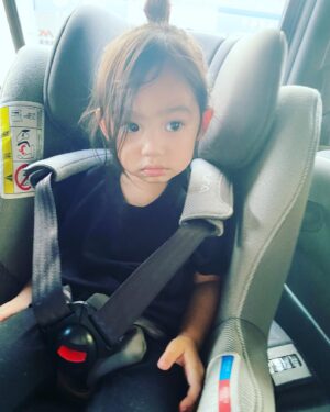 Kelly Liao Instagram - 圖二表情太喜感
有經過本人同意 她說可以po😝
女孩又長大好多：）

#潤 #黒#かっこいい#2yearsold2months