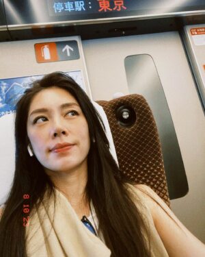 Kelly Liao Instagram - 難得的獨旅時光✌🏻
這天的天空很美 街景很美
心情也很美🤍☀️

#有楽町 #有楽町ビルヂング #ginza 
#逛好逛滿 #買到手軟 #滿足 🤭
#1人旅