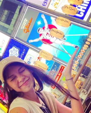Kelly Liao Instagram - 不免俗的
跟大明星合影一波#グリコ 
#道頓堀 #osaka #固力果