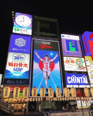 Kelly Liao Instagram - 不免俗的
跟大明星合影一波#グリコ 
#道頓堀 #osaka #固力果