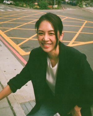 Kelly Liao Instagram - 許久不見的輝 這天
看到我說 你眉頭深鎖欸
照片裡的你 和女孩相處時
看起來有些心酸又有快樂

我想這就是成為母親後
才能感受到的各種
酸甜苦辣與幸福兼具的微妙感受🤪

謝謝你用你帥氣的📷
與敏銳柔軟的心
幫我們的紀錄了這一刻🤍
@stevenchiang7882 

#いい写真 #ありがとう