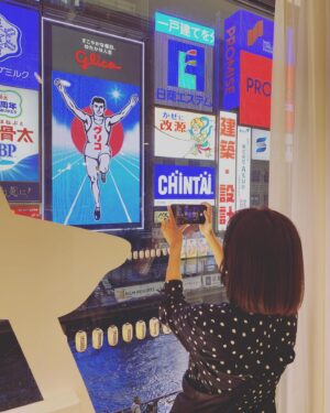 Kelly Liao Instagram - 不免俗的
跟大明星合影一波#グリコ 
#道頓堀 #osaka #固力果